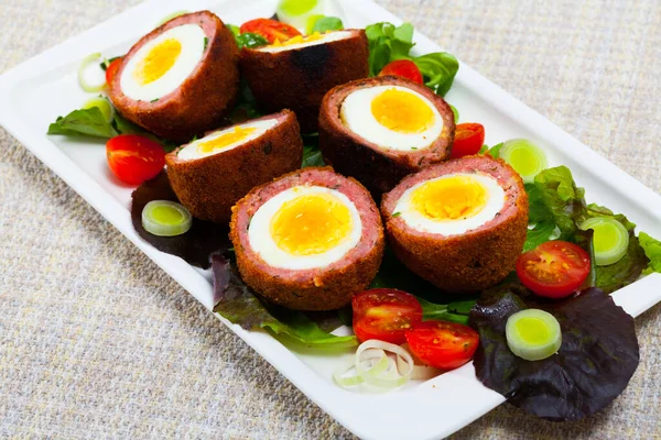 Hagyományos Brit Piknik Élelmiszer Ízletes Skót Tojás Félbevágva Zöldségsalátával Paradicsommal — Stock Fotó