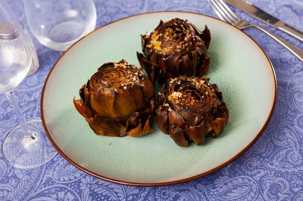 Porción Alcachofas Recién Cocidas Servidas Plato — Foto de Stock