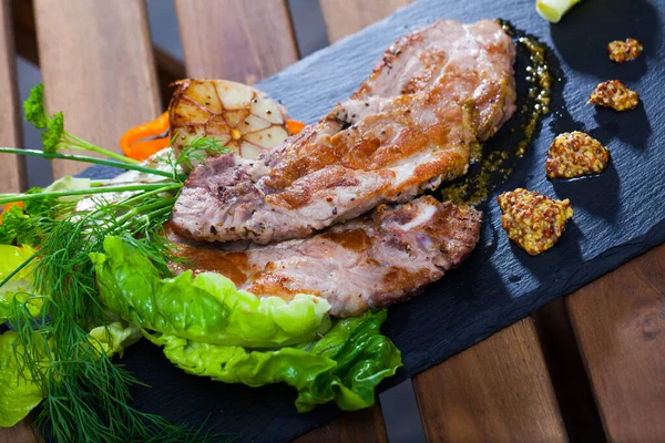Roasted Pork Steaks Fresh Greens Bell Pepper Whole Grain Mustard — Stock Photo, Image