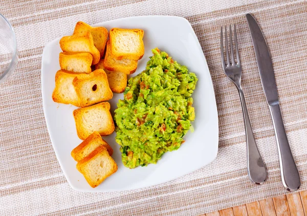 Masada Rusklarla Servis Edilen Taze Guacamole Sosu Meksika Mutfağı — Stok fotoğraf