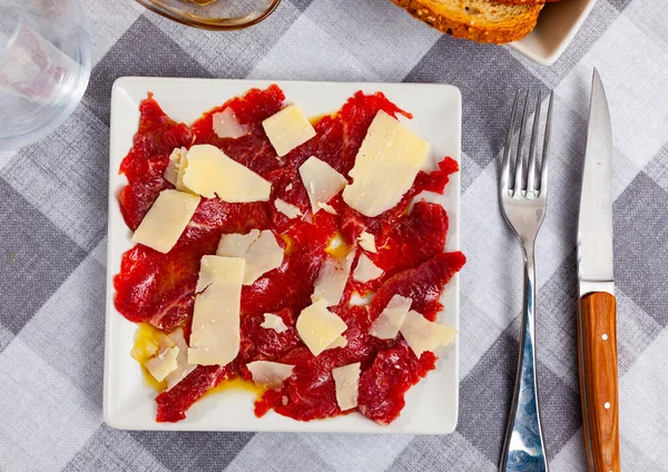 Carpaccio Und Käse Auf Teller Serviert Gericht Aus Rohem Rindfleisch — Stockfoto