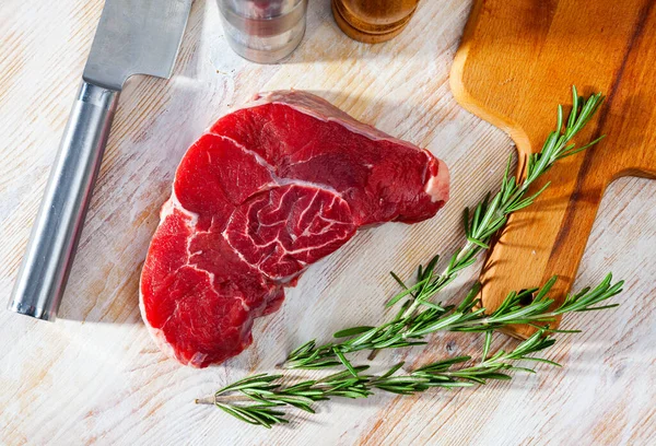 Syrové Hovězí Steak Dřevěné Desce Kvalitní Fotografie — Stock fotografie