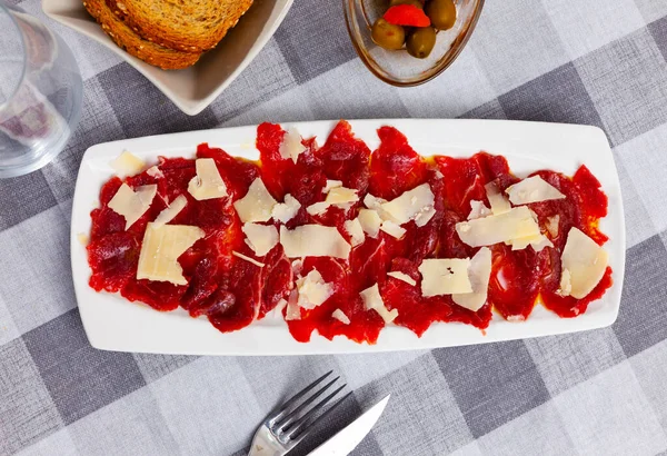 Carpaccio Aus Rohem Rindfleisch Olivenöl Und Zitronensaft Serviert Mit Parmesan — Stockfoto