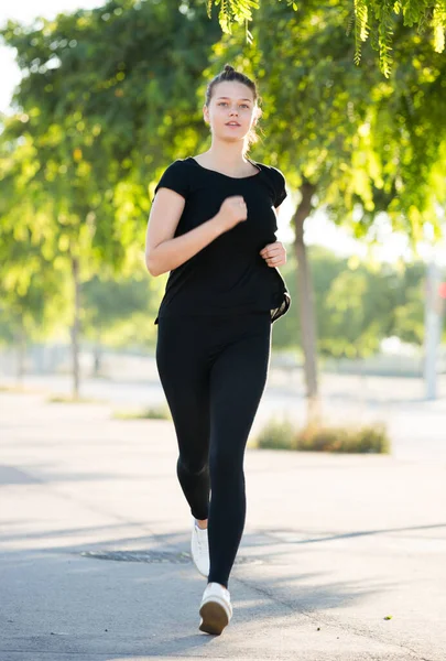 Młoda Sportowa Kobieta Biegnie Ulicami Miasta Letni Poranek — Zdjęcie stockowe