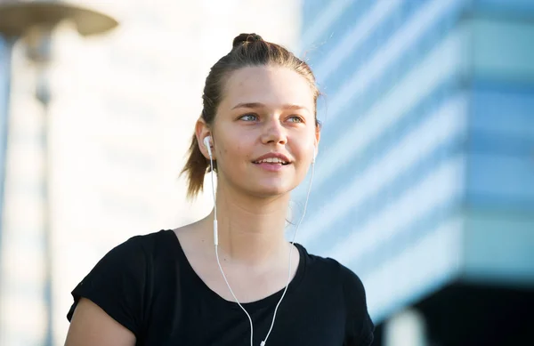 Primo Piano Ritratto Giovane Donna Sportiva Che Corre Lungo Strade — Foto Stock