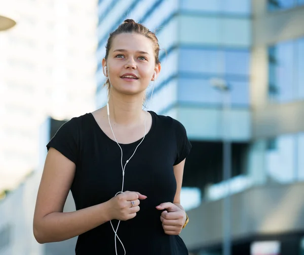 Giovane Ragazza Nero Ascoltare Musica Godendo Mattina Correre All Aperto — Foto Stock