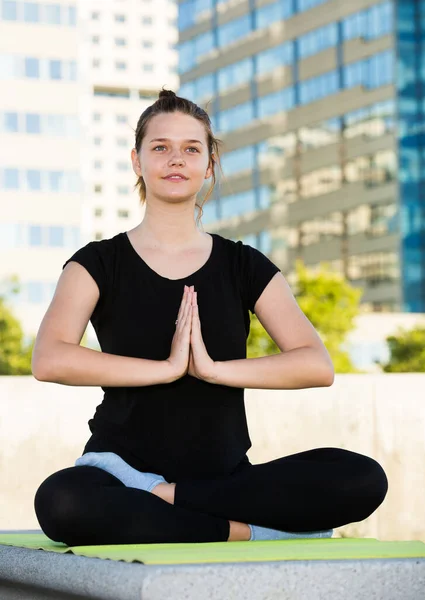 Sporty Young Female Meditating Yoga Position Padmasana Outdoors — Stock Photo, Image