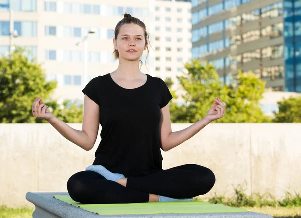 Deportiva Joven Meditando Posición Yoga Padmasana Aire Libre —  Fotos de Stock