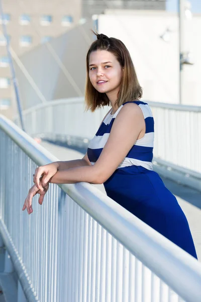 Junges Positives Mädchen Blauen Kleid Steht Auf Moderner Stadtbrücke — Stockfoto