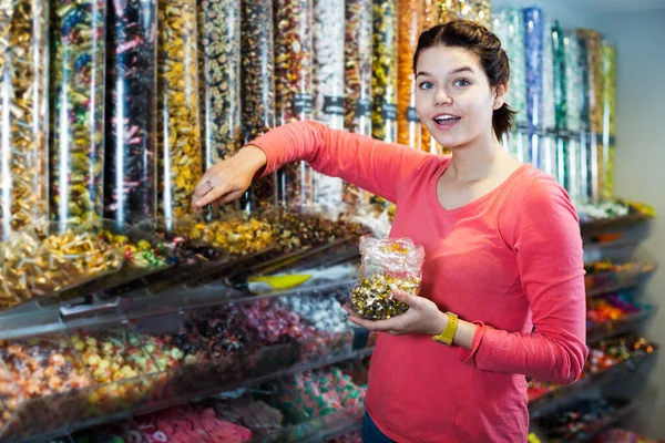Portrait Young Smiling Girl Choosing Candies Gift Sweets Shop — Stock Photo, Image