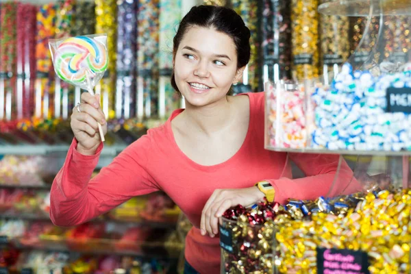 Happy Brunette Girl Buying Candies Shop — Stock Photo, Image