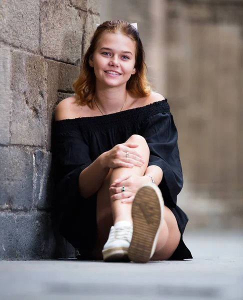 Menina Alegre Sentado Perto Parede Tijolo Vestido Livre — Fotografia de Stock