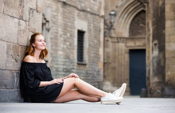 Junge Lächelnde Frau Sitzt Der Steinmauer Historischen Zentrum — Stockfoto
