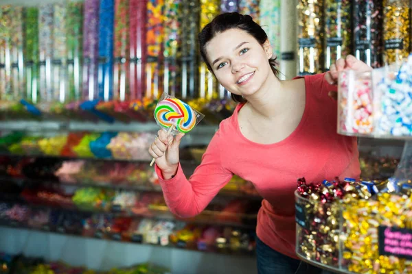 Dükkandan Şeker Alan Mutlu Esmer Kız — Stok fotoğraf