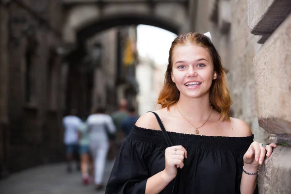 Portret Młodej Pozytywnej Kobiety Historycznym Centrum Miasta — Zdjęcie stockowe