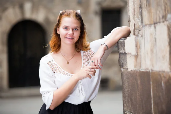 Portrait Gaie Fille Debout Près Mur Briques Extérieur — Photo