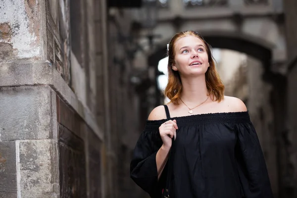 Porträtt Leende Ung Flicka Tonåring Promenader Med Väska Utomhus — Stockfoto