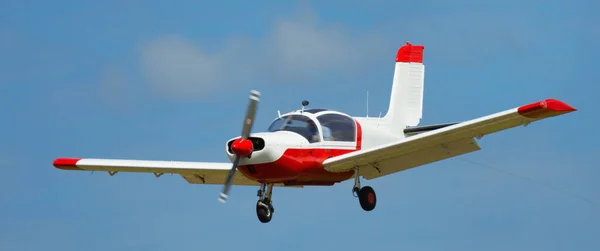 Avião Desportivo Voando Céu Azul Dia Ensolarado — Fotografia de Stock