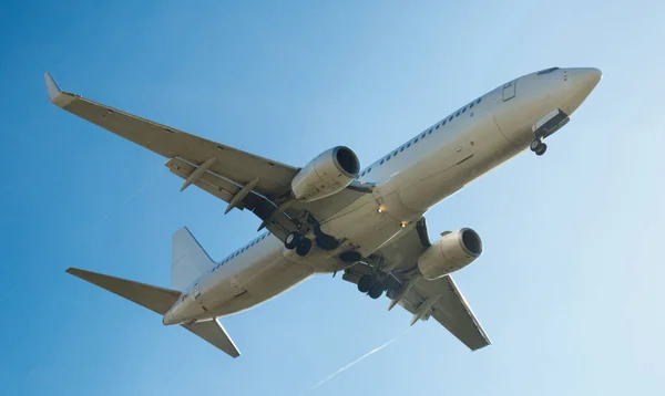 目的地に向かって空を飛ぶ広々とした旅客機 — ストック写真