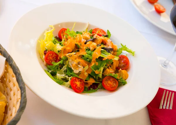 Appetitlicher Meersalat Mit Meeresfrüchte Cocktail Salat Kirschtomaten Und Rosa Sauce — Stockfoto