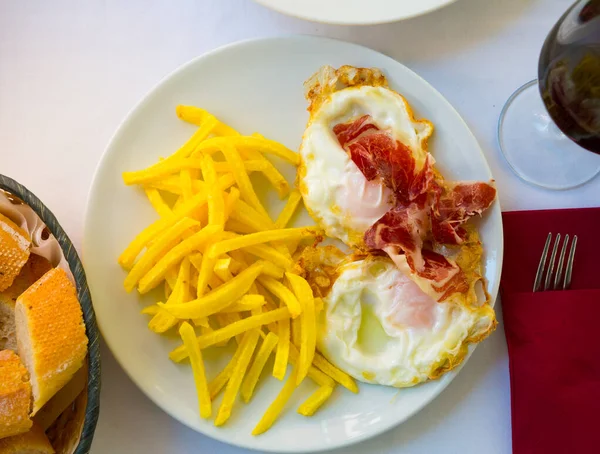 Vista Superior Huevos Fritos Tradicionales Españoles Con Papas Jamón Servido — Foto de Stock