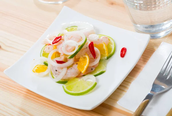 Ceviche Seafood Dengan Udang Tangerine Kapur Dan Onion Ring — Stok Foto