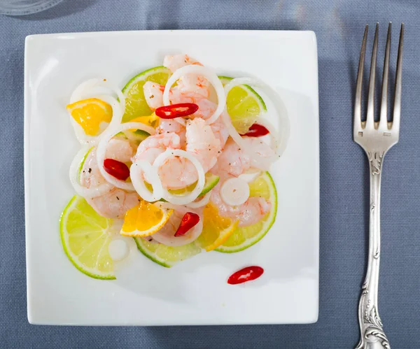 Ceviche Seafood Dengan Udang Tangerine Kapur Dan Onion Ring — Stok Foto