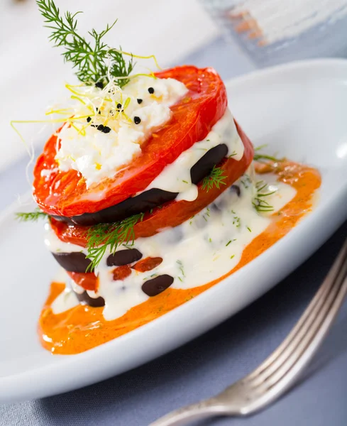 Gegrillte Scheiben Auberginen Und Tomaten Stapel Mit Würziger Sauce — Stockfoto