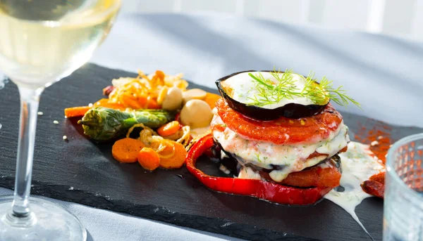 焼きオーベルジンとトマトのスライスクリーミーなソース 健康的な前菜 — ストック写真