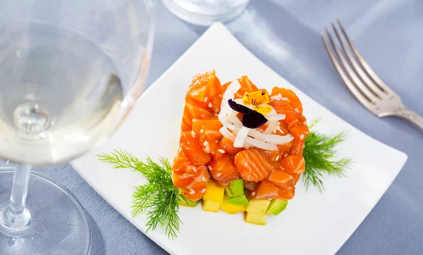 Vis Tartaar Met Rauwe Zalm Blokjes Gesneden Avocado Vorm Van — Stockfoto