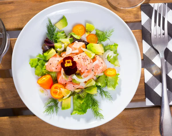 Närbild Ceviche Från Lax Med Avokado Kumquat Och Grön Dill — Stockfoto