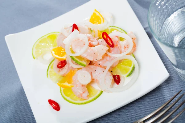 Shrimp Ceviche Dengan Kapur Mandarin Dan Lada Panas Disajikan Piring — Stok Foto