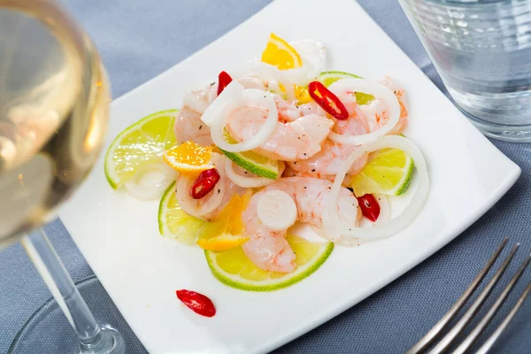 Exotiska Räkor Ceviche Serveras Med Skivad Lime Mandarin Färsk Lök — Stockfoto