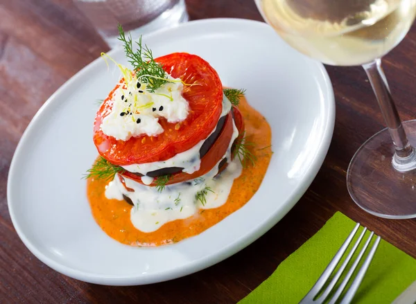 Berenjena Parrilla Tomates Apilados Sazonados Con Salsa Crema Tomate Picante — Foto de Stock