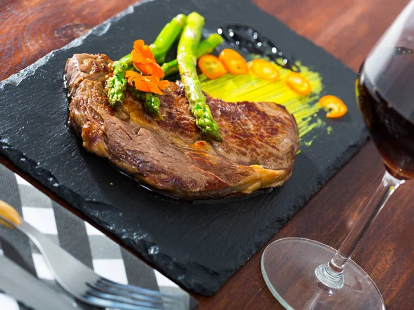 Portion Medium Well Beef Steak Asparagus Green Sauce Black Plate — Stock Photo, Image