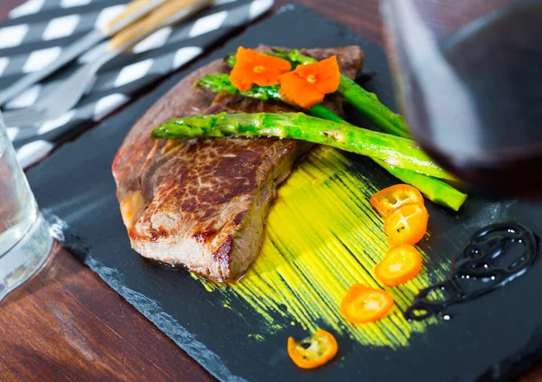 Tasty Juicy Roasted Beef Steak Served Green Asparagus Kumquat — Stock Photo, Image