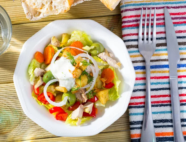 Vue Dessus Salade Chaude Avec Filets Poulet Aubergine Poivron Carottes — Photo