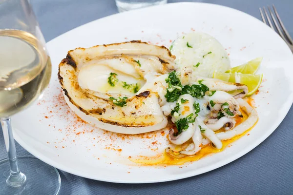 Stekt Hel Bläckfisk Serverad Med Ris Lime Och Örter — Stockfoto