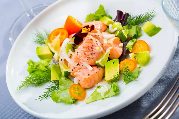 Gustoso Ceviche Pesce Con Avocado Maturo Tritato Succoso Kumquat Foglie — Foto Stock