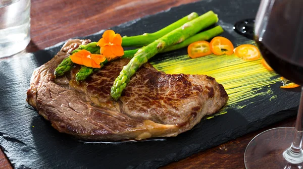 Portion Medium Well Beef Steak Asparagus Green Sauce Black Plate — Stock Photo, Image