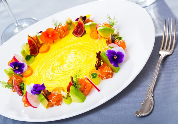 Image Delicious Ring Tartare Salmon Avocado Fig Vegetables Served Flowers — Stock Photo, Image