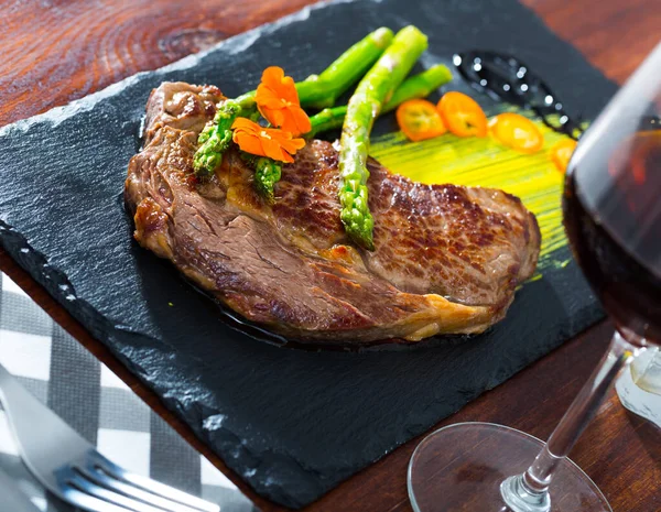 Tasty Juicy Roasted Beef Steak Served Green Asparagus Kumquat — Stock Photo, Image