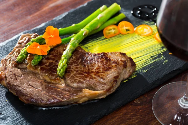 Grilled Well Done Beef Steak Asparagus Avocado Sauce — Stock Photo, Image