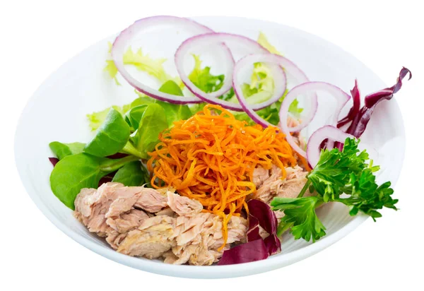 Schaal Met Gezonde Lunch Geraspte Wortel Tonijnconserven Saladebladeren Geïsoleerd Witte — Stockfoto