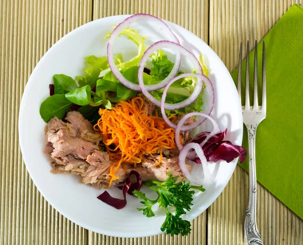 Salat Von Oben Mit Frischen Karotten Fischkonserven Zwiebeln Und Gemüsemischung — Stockfoto