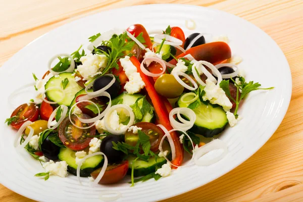 Salada Shopska Prato Cozinha Balcânica Pepinos Tomates Pimentões Brynza Queijo — Fotografia de Stock