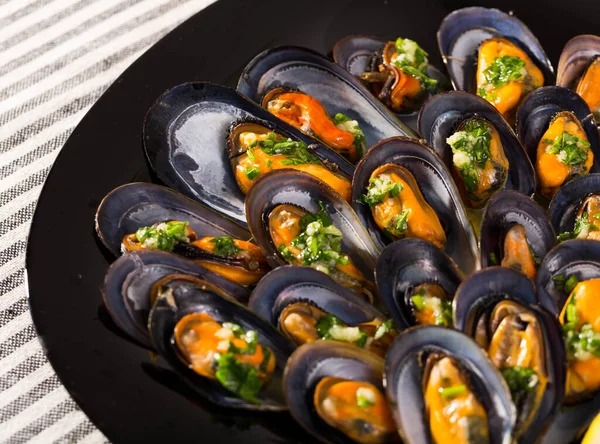 Imagen Mejillones Con Salsa Plato Interior — Foto de Stock