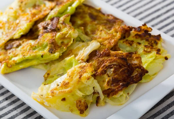 Image Plat Végétarien Feuilles Chou Pâte Sur Une Assiette — Photo