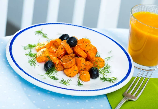 Vegetarisk Frukost Glaserade Morötter Med Örter Och Färsk Morotsjuice — Stockfoto