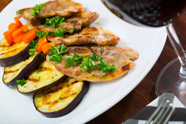 Costolette Agnello Alla Griglia Servite Con Melanzane Alla Griglia Carote — Foto Stock